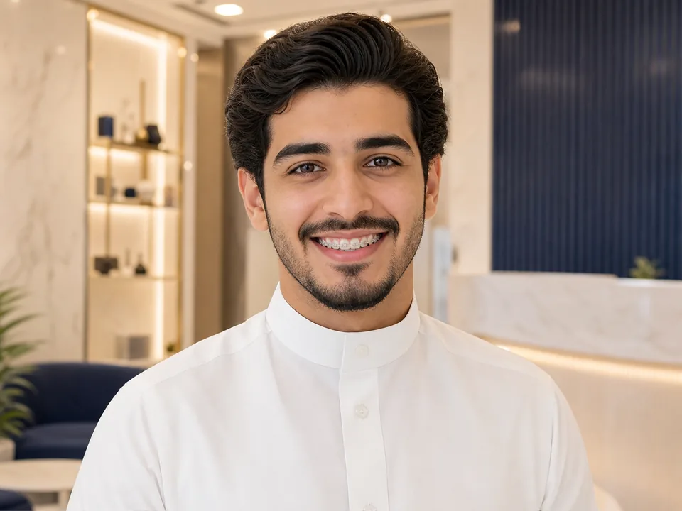 شاب سعودي يرتدي تقويم أسنان في مجمع مارو الطبي